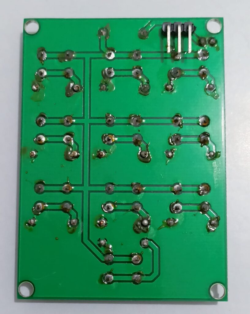 Parte traseira do teclado em entrada analógica