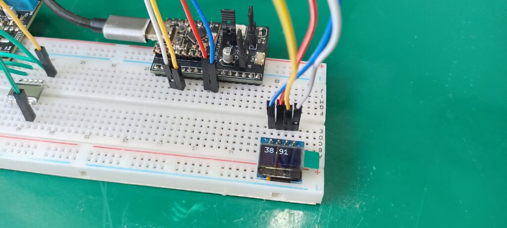 Display OLED em uma protoboard com o ESP32-C3