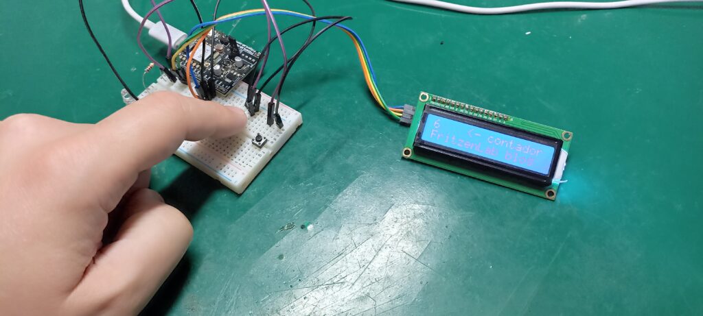 Pressionando um botão na protoboard