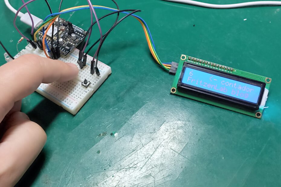 pressionando um botão na protoboard