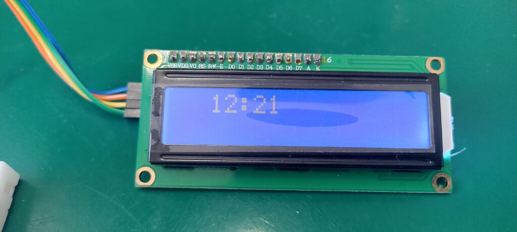 Display LCD mostrando a hora