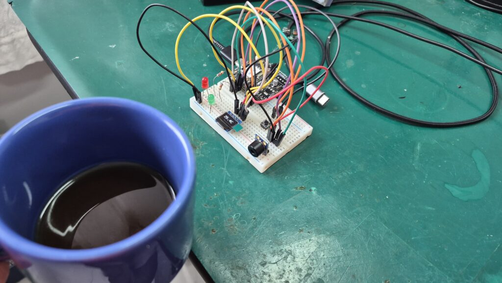 Medir temperatura de xícara com café